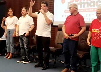 Seminário do PT reúne 300 filiados; governador aponta avanços nas gestão do partido
