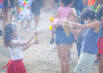Foliões lotam blocos em Teresina e chuva passageira não espanta a alegria; veja fotos
