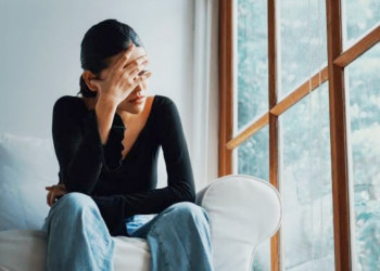 Mulheres são 63% das vítimas que se afastam do trabalho por transtornos mentais no Brasil