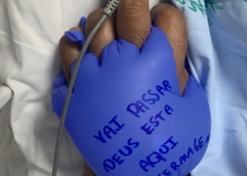 Enfermeiras usavam luvas com água morna para segurar mão de pacientes com Covid