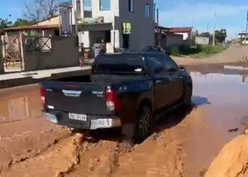 Buraco alagado dificulta acesso às praias e causa prejuízos em Macapá, no litoral do Piauí