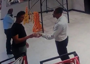 Delegado da PF que livrou Flávio Bolsonaro é detido por furto de iguaria em shopping