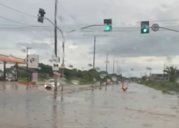 Sem drenagem, Avenida Poti Velho, na zona norte de Teresina, vira um rio a cada chuva