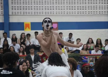Jovem que viralizou dançando Ney Matogrosso vai desfilar no Carnaval 2026