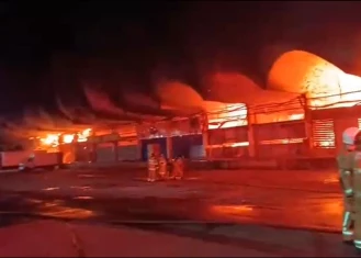 Incêndio de grandes proporções destrói lojas na Ceasa no RJ