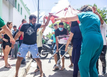 Populares retiram bebês em incubadoras durante incêndio no hospital em Fortaleza