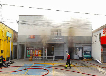 Vídeo: incêndio atinge loja da Boticário em Timon