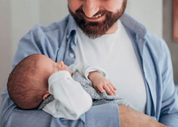Licença-paternidade ampliada é sancionada, mas 20 dias só serão realidade em 2029