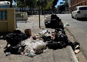 Trabalhadores da limpeza entram em greve e coleta de lixo é suspensa em Teresina