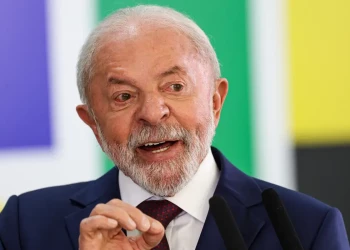 Lula veta penduricalhos que abriria 