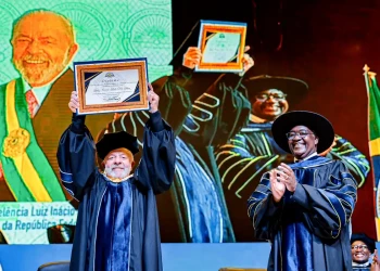 Lula recebe título de doutor honoris causa em Moçambique