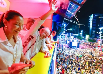 Lula pula ao som de BaianaSystem em Salvador e é ovacionado por multidão  no circuito
