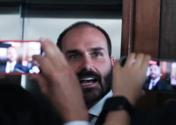 Eduardo Bolsonaro recebe salário e acumula despesas mesmo ausente de sessões