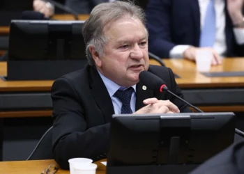 Merlong Solano defende licença-paternidade de 30 dias no Brasil