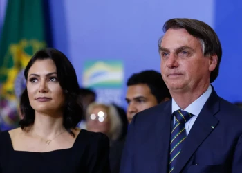 Michelle atualiza estado de saúde de Bolsonaro e pede orações