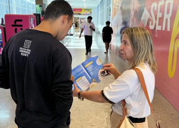 Ação em shopping divulga serviço gratuito de apoio psicológico no Piauí