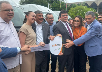 Wellington Dias entrega vans acessíveis a 30 municípios do Piauí através do MobSUAS