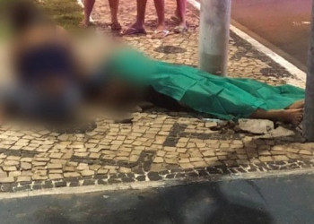 Jovem que ia pegar a namorada na faculdade morre após colisão com poste