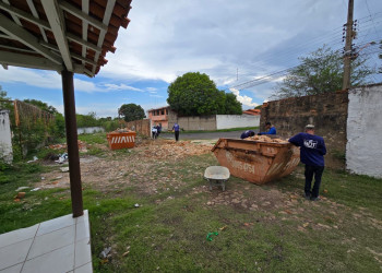 Parte de muro do Hospital Areolino de Abreu desaba com fortes chuvas