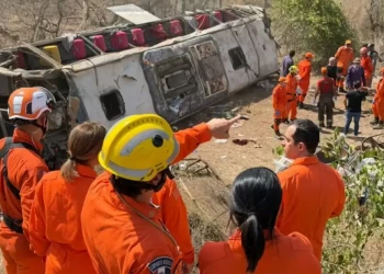 Ônibus com romeiros capota e deixa 15 mortos em Alagoas; crianças estão entre as vítimas