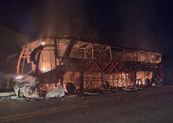 Ônibus de turismo com 26 passageiros pega fogo e fica destruído no Sul do Piauí