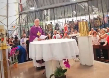 Fiéis lotam igreja em apoio a Padre Júlio em resposta à suspensão de transmissões; vídeo