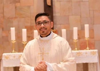 Padre é morto com golpes de marreta e corpo desovado em matagal; cinco pessoas são presas