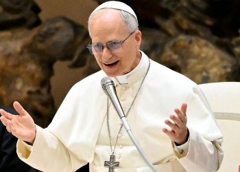 Papa surpreende, brinca com Globetrotters em vídeo e tenta girar bola no dedo