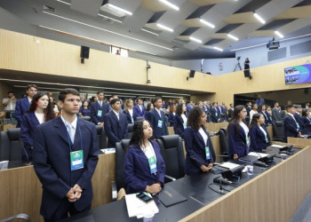 Alunos da rede pública tomam posse como 