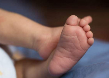 Bebê de 2 meses morre sufocado após adormecer com a mãe e padrasto