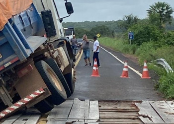 Trânsito na BR-222 em Piripiri é liberado parcialmente após dois dias de interdição