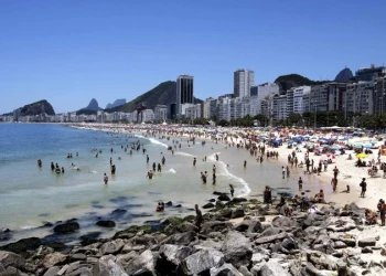 Bombeiros resgatam 631 pessoas em praias do Rio de Janeiro durante o réveillon