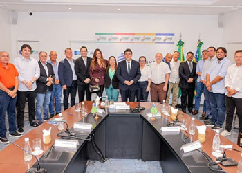 Rafael Fonteles se reúne com suplentes de vereador de Teresina no Palácio de Karnak