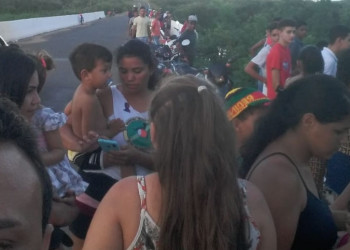 Jovem embriagado pula da ponte e é salvo por amigos