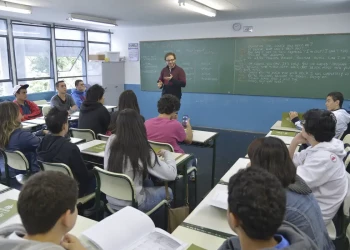 Piso do magistério tem reajuste de 5,4% e vai a R$ 5,1 mil em 2026