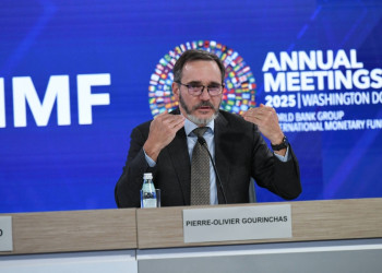 Na contramão do mundo, FMI eleva projeção de crescimento do PIB do Brasil em 2026