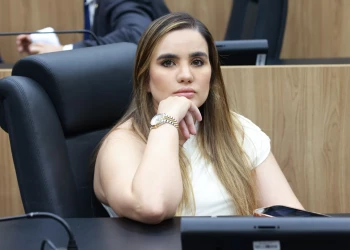 Deputada Bárbara do Firmino passa mal em casa e é submetida a cirurgia de emergência