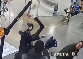 Viraliza vídeo em que robô humanoide ataca homens que o controlavam; veja