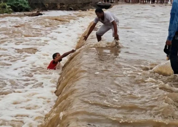 Vídeo: homem é arrastado com moto pela correnteza e salvo por moradores em cidade do Piauí