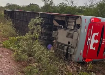 Ônibus tomba e passageiros ficam feridos no Sul do Piauí