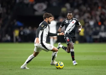 Vasco e Corinthians se enfrentam hoje em duelo decisivo; veja onde assistir e escalações