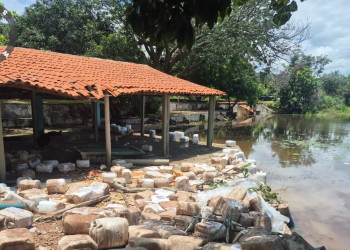 Balneário segue fechado após tombamento de carreta com 24 mil litros de veneno em riacho