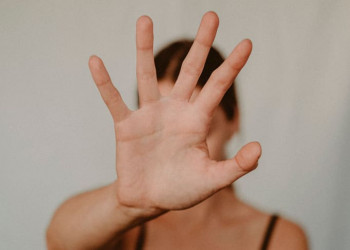 PeNSE 2024: meninas lideram casos de violência sexual entre estudantes no Brasil