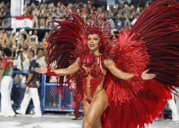 Tapa-sexo descola e Virginia tira costeiro de 12kg na sua estreia na Grande Rio