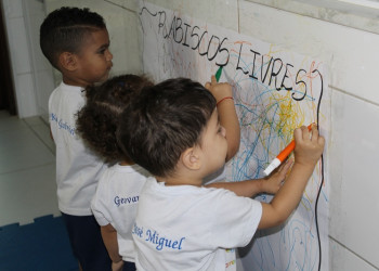 Falta de professores atrasa início de aulas e revolta pais em CMEI de Teresina