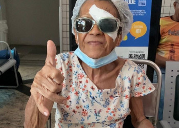 Idosa de 80 anos comemora cirurgia de catarata realizada no HGV