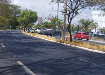 Poste cai na avenida Raul Lopes após acidente em frente ao Teresina Shopping