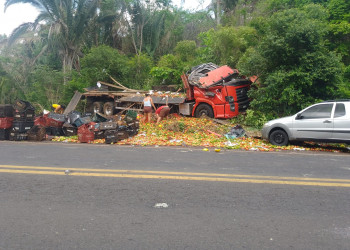 Caminhão carregado de legumes tomba na BR-316 e carga é saqueada; veja vídeo