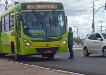 Jovem de 19 anos é preso após se masturbar e ejacular em passageira de ônibus em Teresina