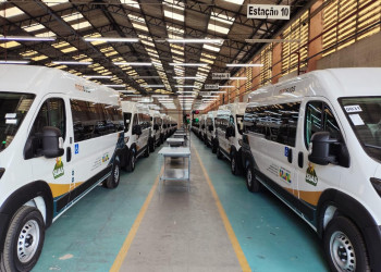 Wellington Dias entrega vans e participa de adesão da Alepi a programa social em Teresina